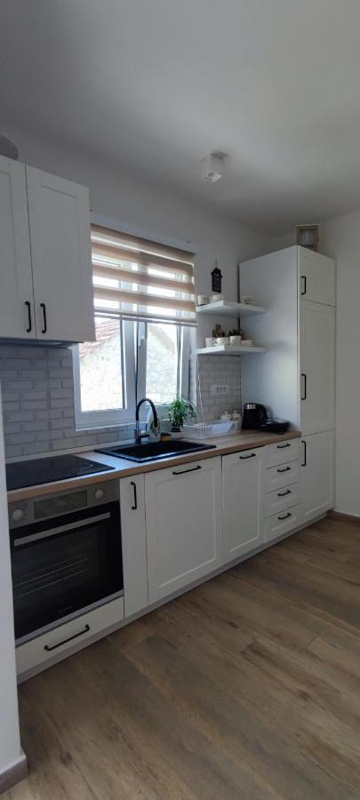Dika Apartment Bar Bagian luar foto